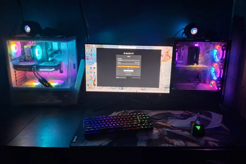 RGB კორპუსი, მონიტორი და კლავიატურა PC სადგურზე
