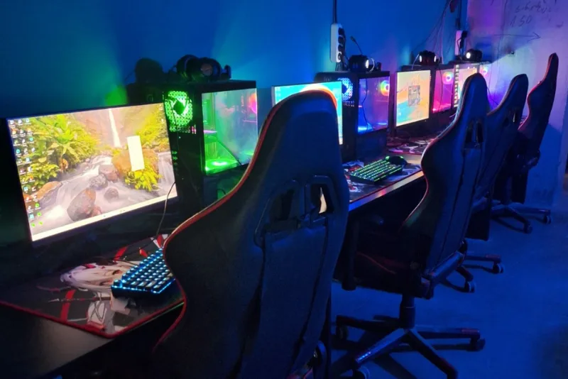 PC სადგურების რიგი ლურჯი განათებით