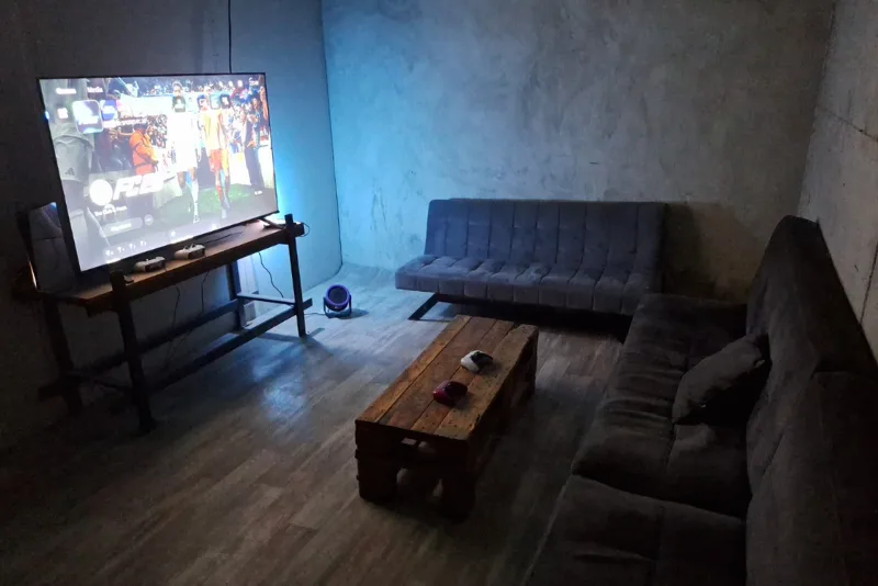 PS5 ოთახი დივნებით